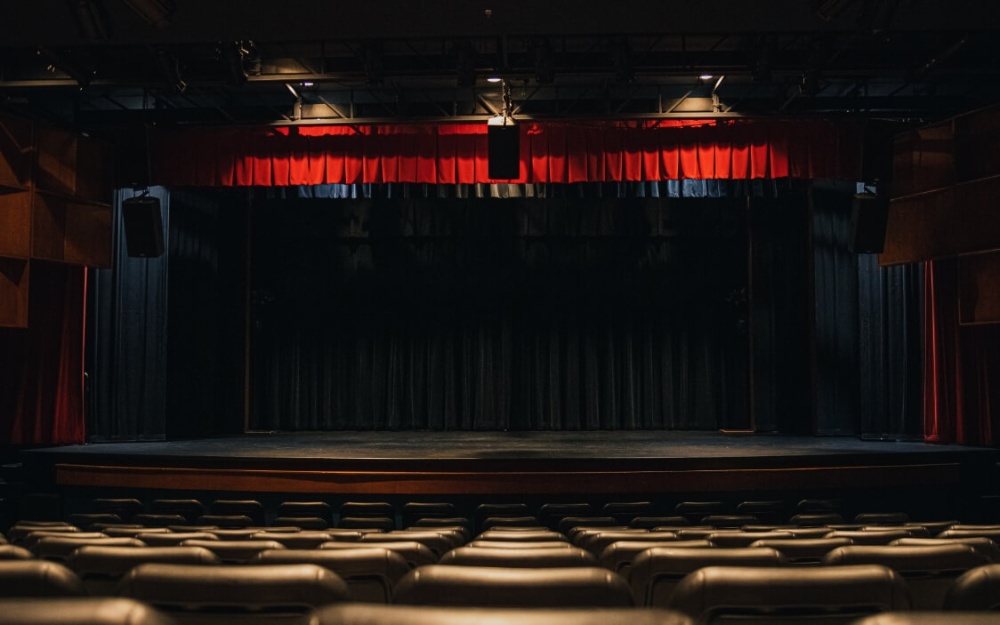The lit stage of the theatre La Caserne