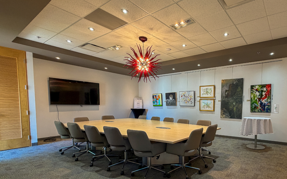Table de conférence illuminée d'une lampe suspendue abstraite